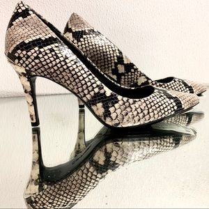 CALVIN KLEIN Gayle Snakeskin embossed pump,size 6M